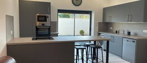 電子レンジ、オーブン、コンロ、食器洗い機