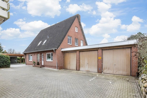 Hinterhof-Parkplätze am Nachbarhaus