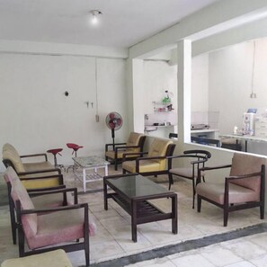 Deluxe Double or Twin Room | Living area