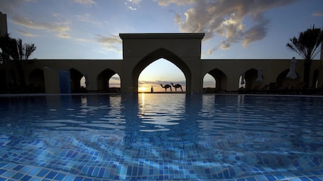 Una piscina al aire libre. Aldhafra Resort, Vignette Collection by IHG