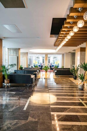 Bar-salon dans le hall