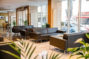 Coin salon dans le hall