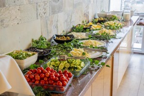 Buffet déjeuner gratuit tous les jours