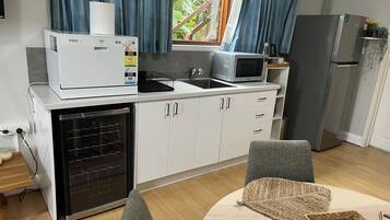 Frigorífico, microondas, lavavajillas y hervidor eléctrico