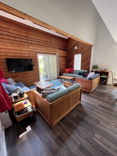 Cozy cottage in a quiet neighborhood 1 mile to Bethany Beach. 