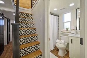 Shower, hair dryer, towels, shampoo - Secluded Lake View Tiny Home with Amazing Views (Clayton)