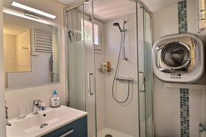 Dusche, Haartrockner, Handtücher, Toilettenpapier