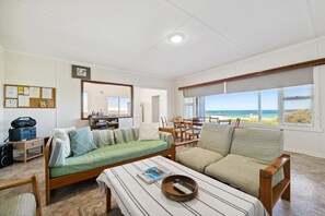 TV - The Blue Beach House, 3 * accommodation 5 * view (Ledge Point)