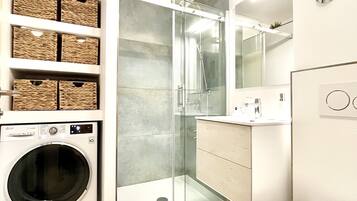 Dusche, Haartrockner, Handtücher, Seife
