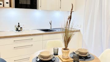 Kühlschrank, Mikrowelle, Ofen, Herdplatte