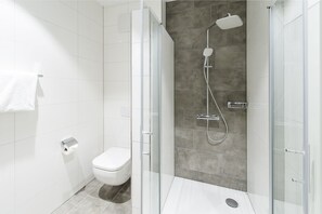 Habitación estándar doble, no fumadores | Baño | Ducha, secador de pelo y toallas