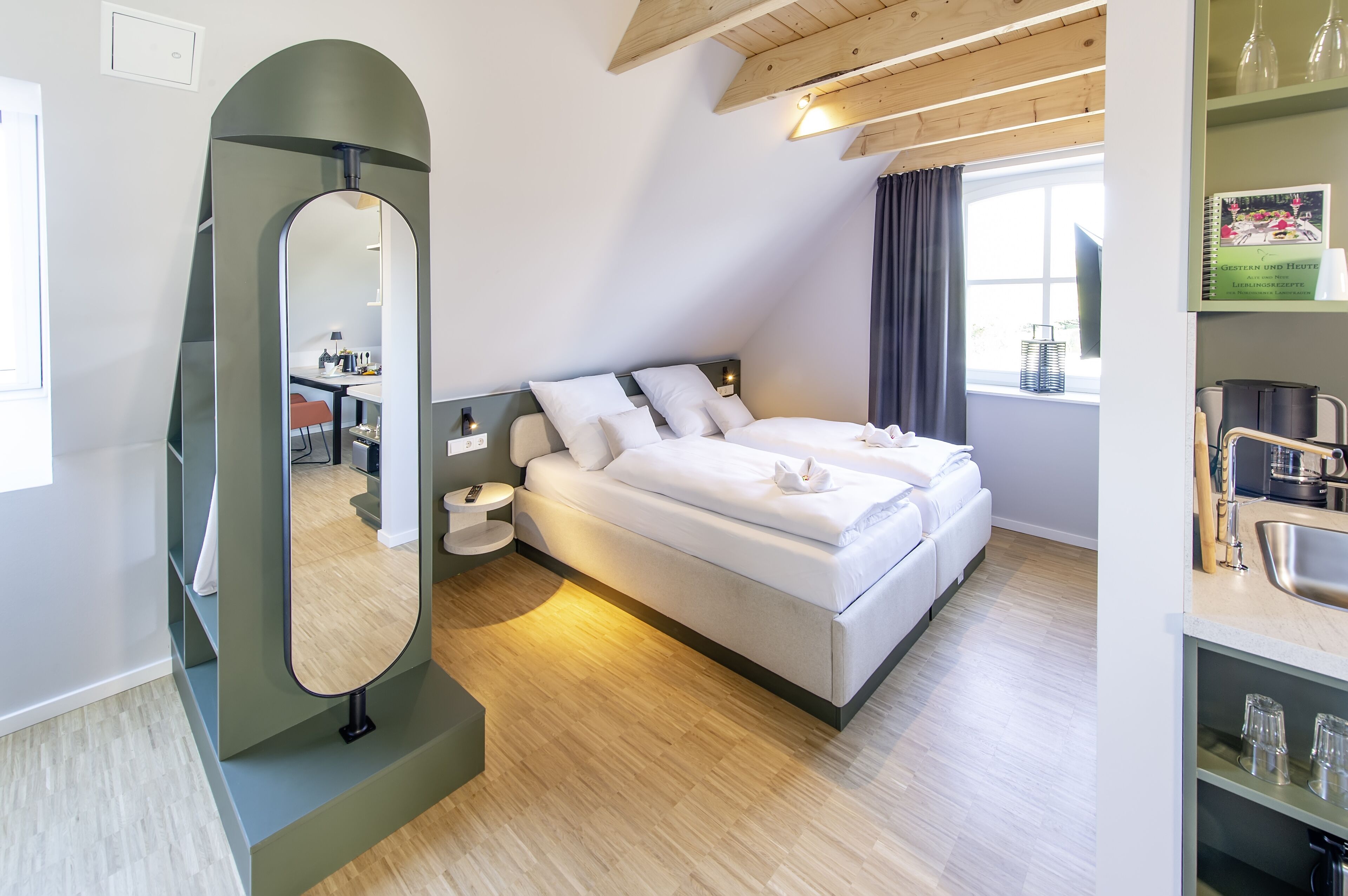 Studio, niet-roken | Een minibar, een laptopwerkplek, verduisterende gordijnen