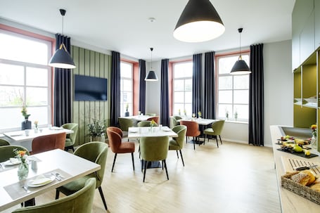 Desayuno buffet diario (EUR 15 por persona)