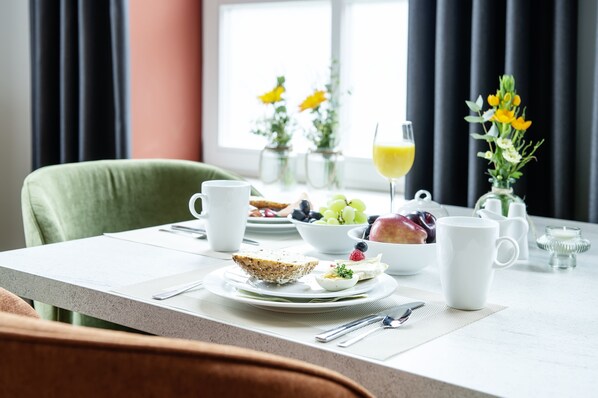 Daily buffet breakfast (EUR 15 per person) - 1860 hotel im dinkelhaus (Neuenhaus)