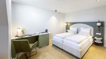 Una habitación de hotel moderna con cama, escritorio y silla.
