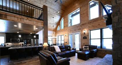 Newly Built!|5 Bed 4 Bath|Hot Tub|25 Miles to Yellowstone