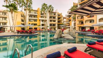 2 piscines extérieures