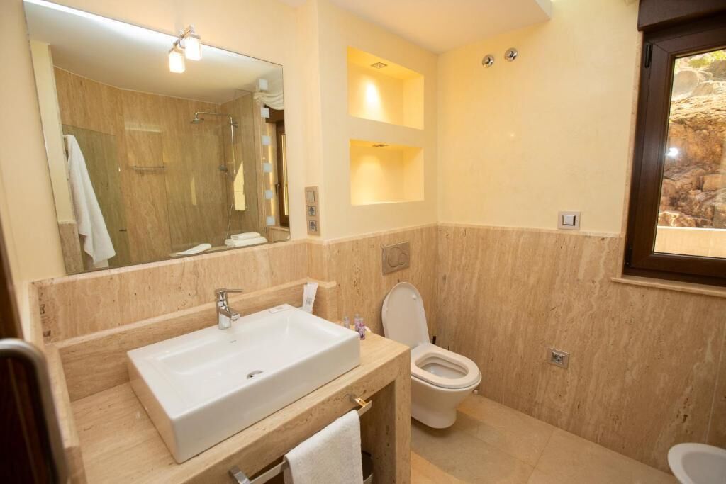 Standard-Doppelzimmer | Badezimmer | Kostenlose Toilettenartikel, Haartrockner, Bidet, Handtücher