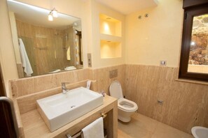 Chambre Standard double | Salle de bain | Articles de toilette (gratuits), séchoir à cheveux, bidet