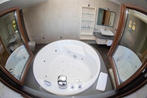 Kahden hengen deluxe-huone | Kylpyhuone | Ilmaiset hygieniatuotteet, hiustenkuivaaja, bidee, pyyhkeet
