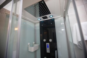 Deluxe-Doppelzimmer | Badezimmer | Kostenlose Toilettenartikel, Haartrockner, Bidet, Handtücher