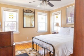 4 camere, una scrivania, ferro/asse da stiro, culla da viaggio