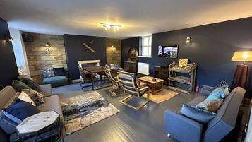 Een smart-tv, een open haard, videogames en boeken