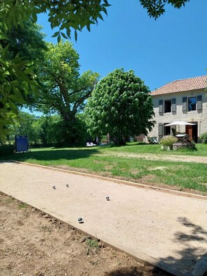 Property grounds - The Gîte Pouget is located 2km from the medieval village of Montréal du Gers. (Montréal)