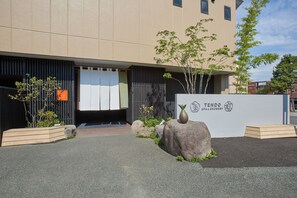 L’entrée d’un immeuble avec une enseigne indiquant « Tendo Spa & Brewery ».