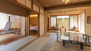 Een traditionele Japanse kamer met tatami vloeren, een lage tafel en schuifdeuren.
