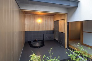 Habitación familiar, para no fumadores, baño privado | Baño | Amenidades de baño gratuitas, secadora de cabello, pantuflas 