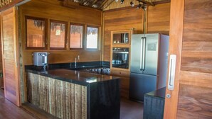 Cafetera/tetera, refrigerador, microondas, horno