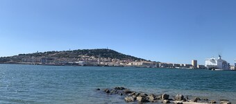 Charming Beachside Studio-Cabine, 100m from Shore, Pet-Friendly, Great Amenities!