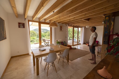 Dining. Bioclimatic ecological cottage in the Luberon