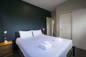 3 habitaciones, escritorio, tabla de planchar con plancha y wifi