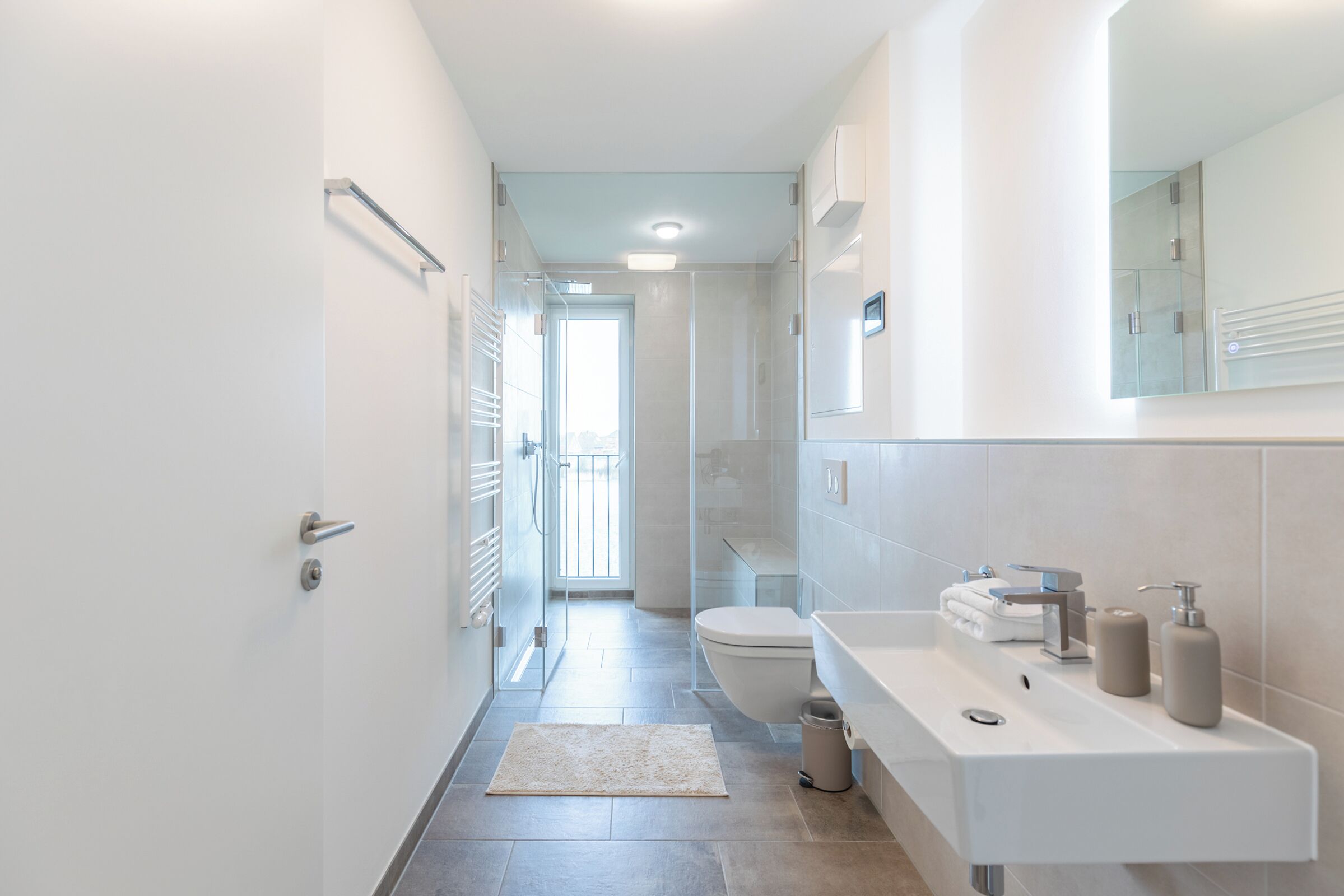 Ein modernes Badezimmer mit Dusche, Toilette und Waschbecken.