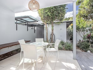 Outdoor dining - Stunning She Oak Lane - 2 Bedroom Apartment! (Tweed)