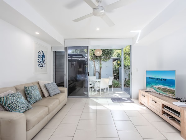 Living area - Stunning She Oak Lane - 2 Bedroom Apartment! (Tweed)