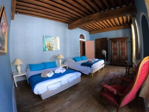 6 bedrooms, iron/ironing board, bed sheets