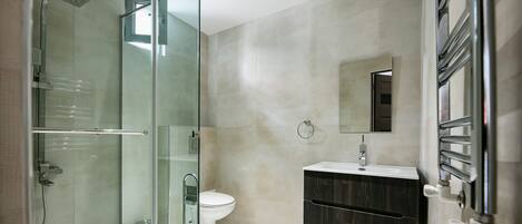 SĂšche-cheveux, serviettes fournies, savon, papier toilette