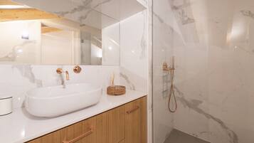 Duplex | Bathroom | Shower, hair dryer, towels