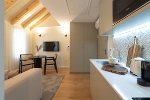 Economy Apartment | Private kitchen | Fridge, microwave, stovetop, espresso maker - Mouzinho da Silveira 215 by LovelyStay (Porto)