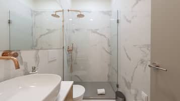 Superior-Apartment | Badezimmer | Dusche, Haartrockner, Handtücher