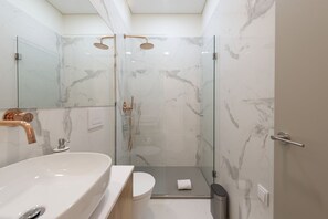 Superior Apartment | Bilik Mandi | Pancuran mandi, pengering rambut, tuala disediakan 
