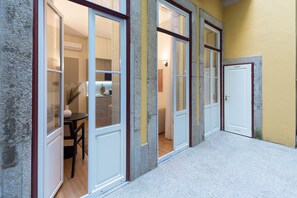 Design Apartment | Terrace/patio - Mouzinho da Silveira 215 by LovelyStay (Porto)