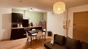 A compact living space with a kitchenette, a dining area, and a seating area. - 🌟 Cosy Gannat 🌟 (Gannat)