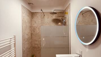 Een douche, een haardroger, handdoeken, zeep