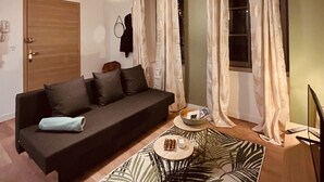 A living room with a sofa, a coffee table, and a patterned rug. - 🌟 Cosy Gannat 🌟 (Gannat)