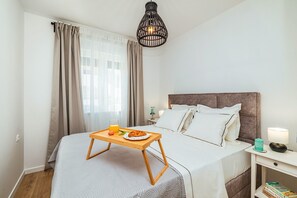 2 habitaciones, escritorio y tabla de planchar con plancha 