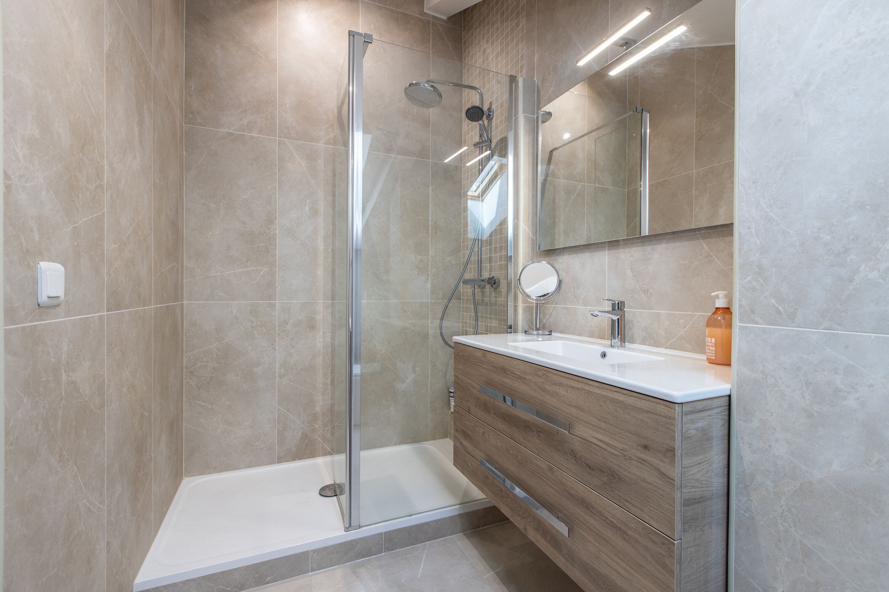 Een douche, een haardroger, handdoeken